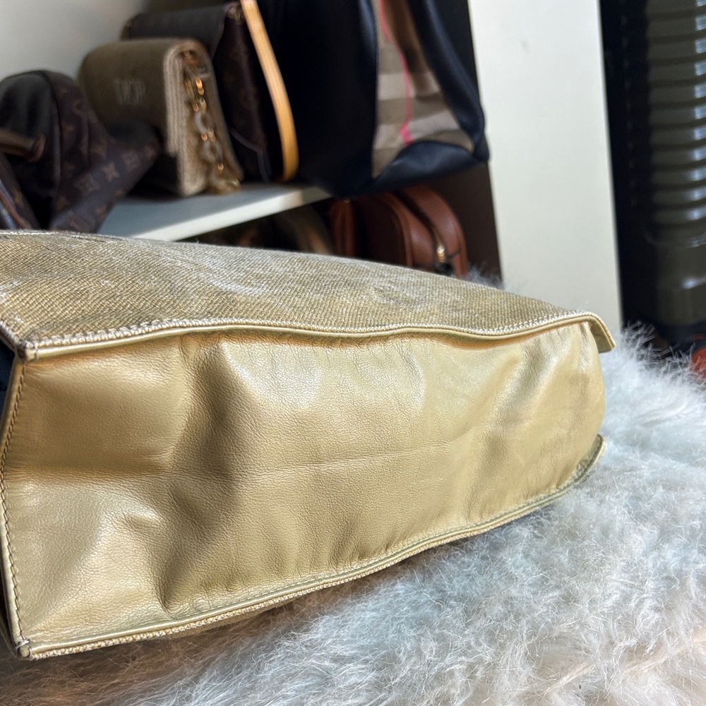CHANEL Beige Tote with Wooden Handles - Picture 7 of 17